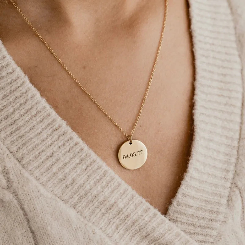 Collier à pastille gravée porté